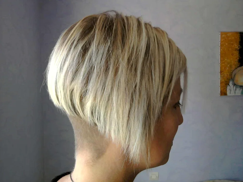 Gradirovannoe Bobo haircut with back of head shaved