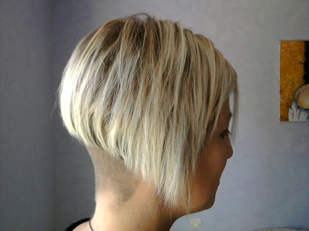 Gradirovannoe Bobo-Kare haircut with bangs
