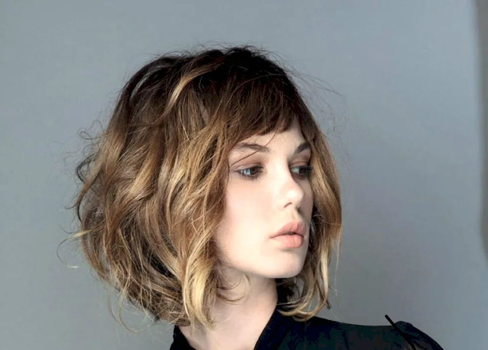 Graduated bob for wavy hair