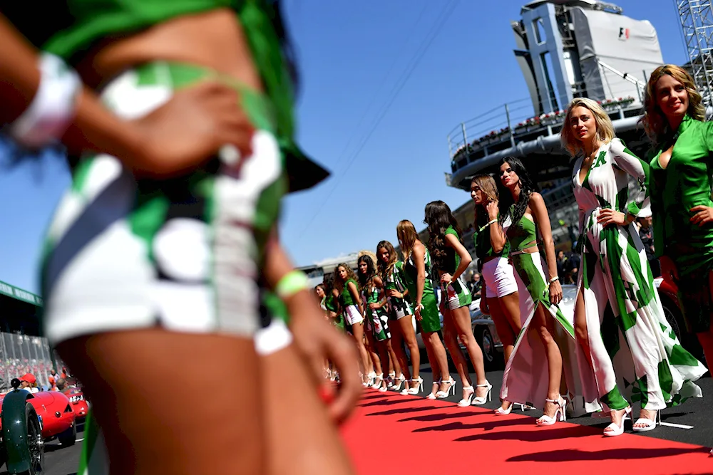 Girls at the start of the race