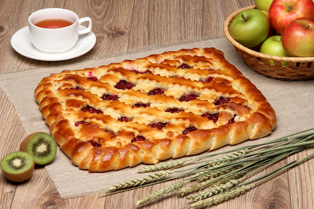 Apple pie from yeast dough
