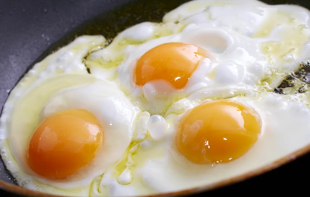 Scrambled egg glaze with bell peppers