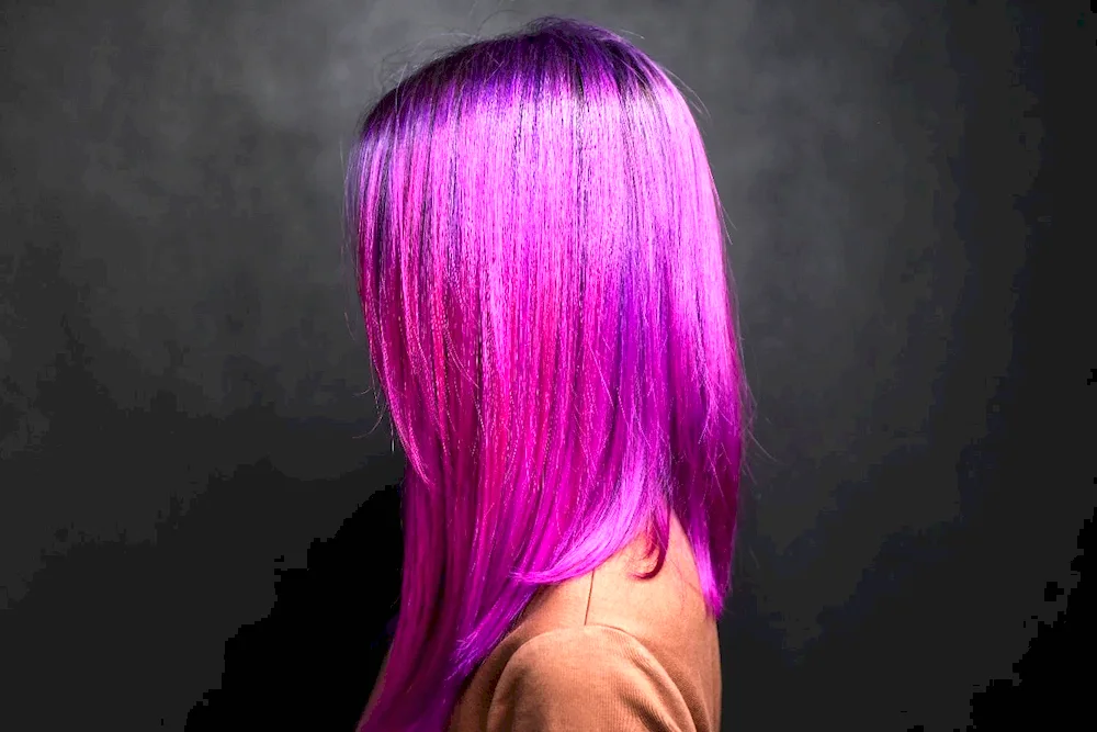 Bright hair colouring with straight pigments