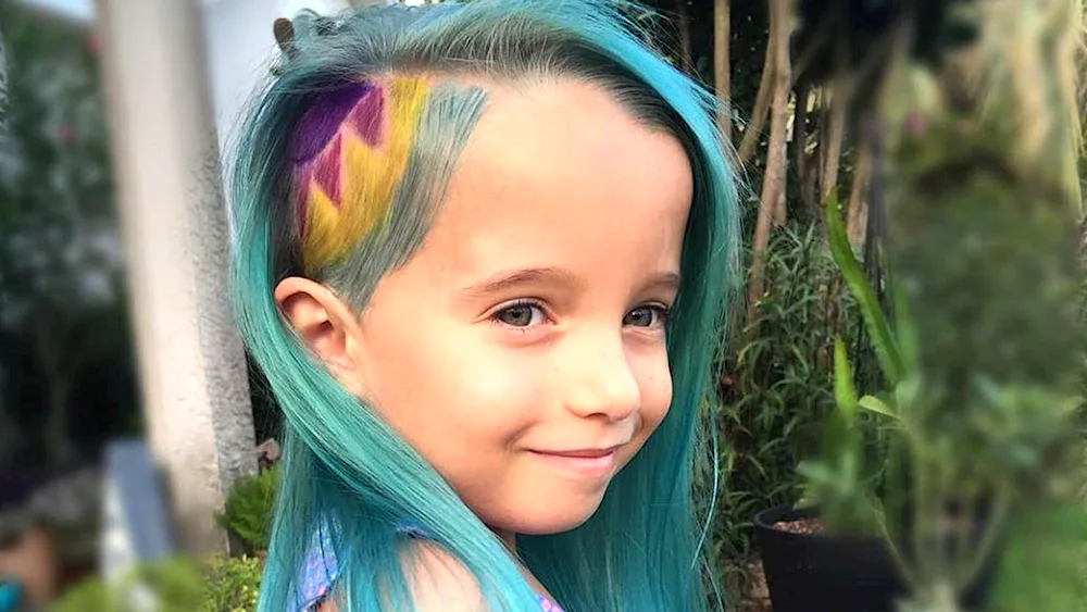 Hirstyles with coloured strands for girls