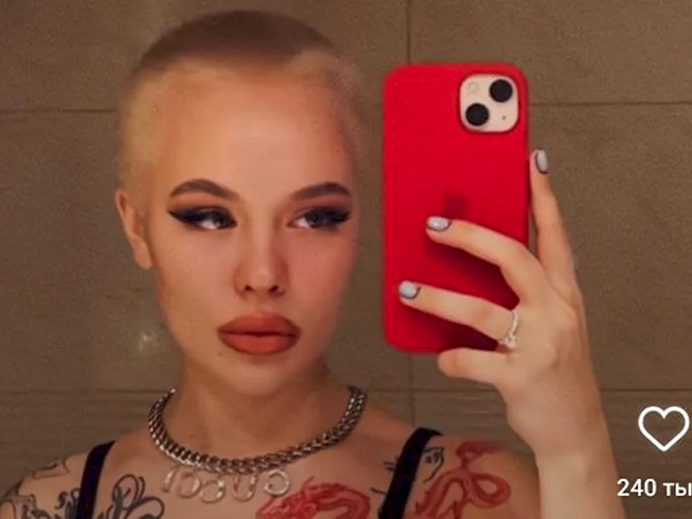 Instasamka shaved her head