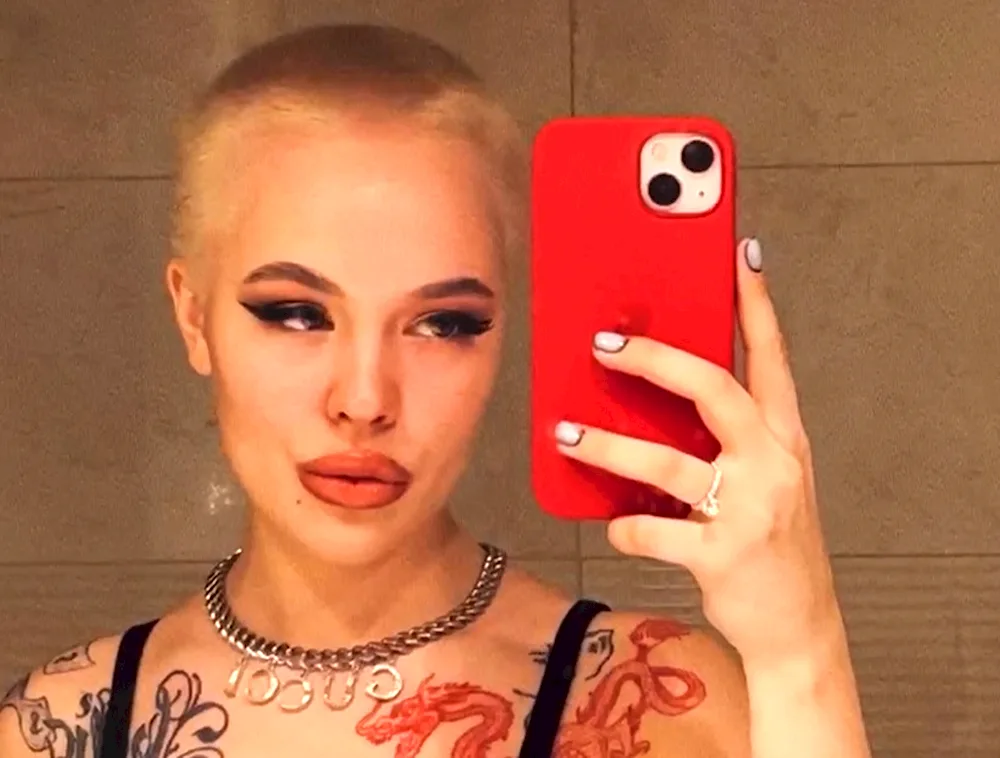 Instasamka shaved her head