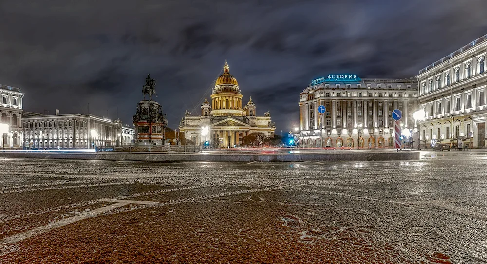 Isaakievskaya Square in winter