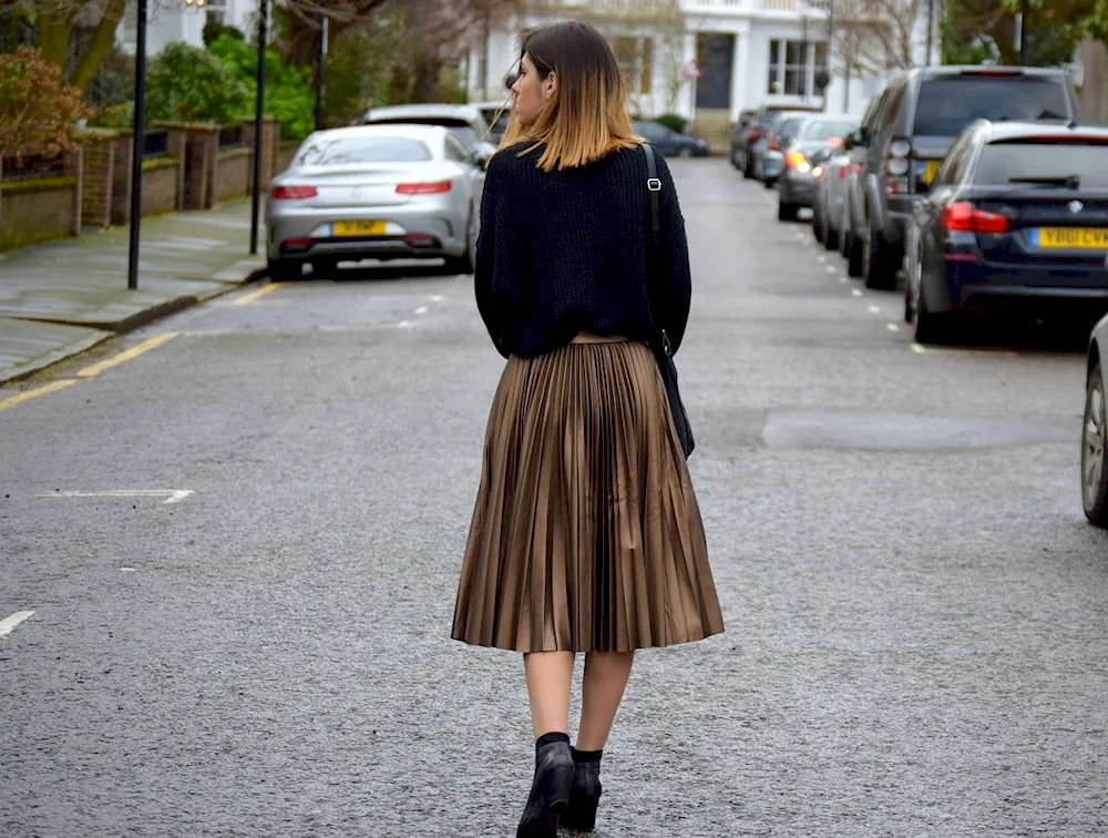 Leather pencil skirt street style