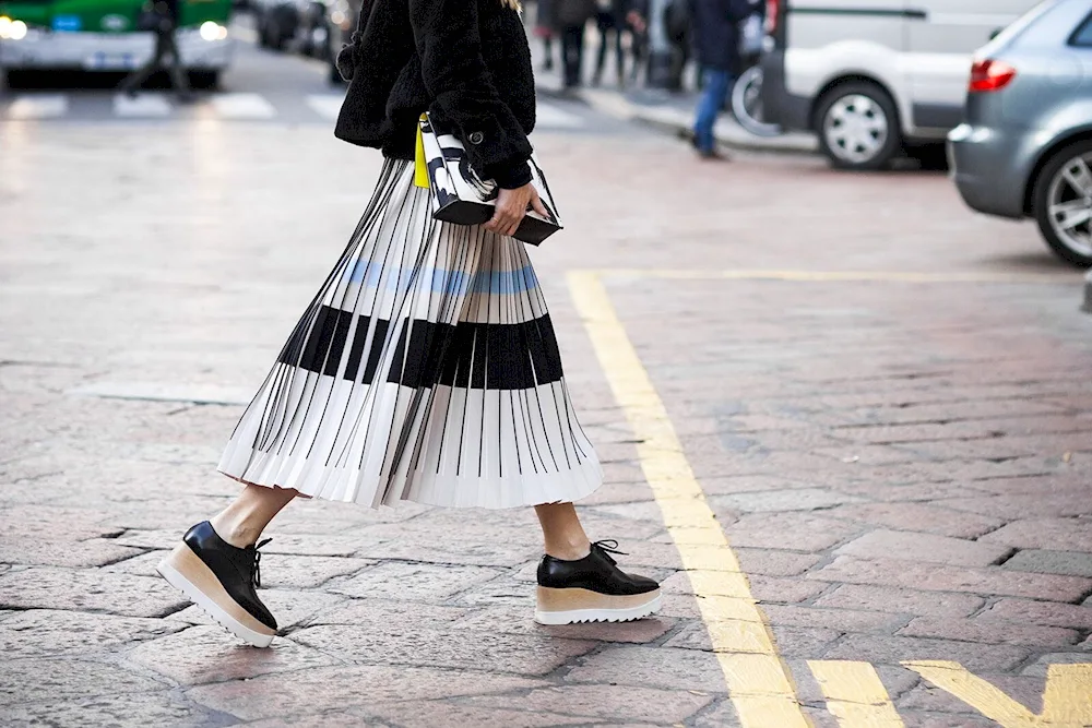 Pleated skirt street style 2020