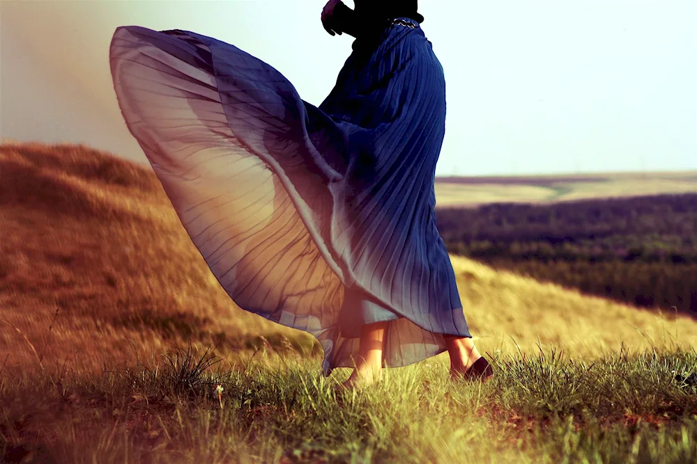 Tunic skirt developing in the wind