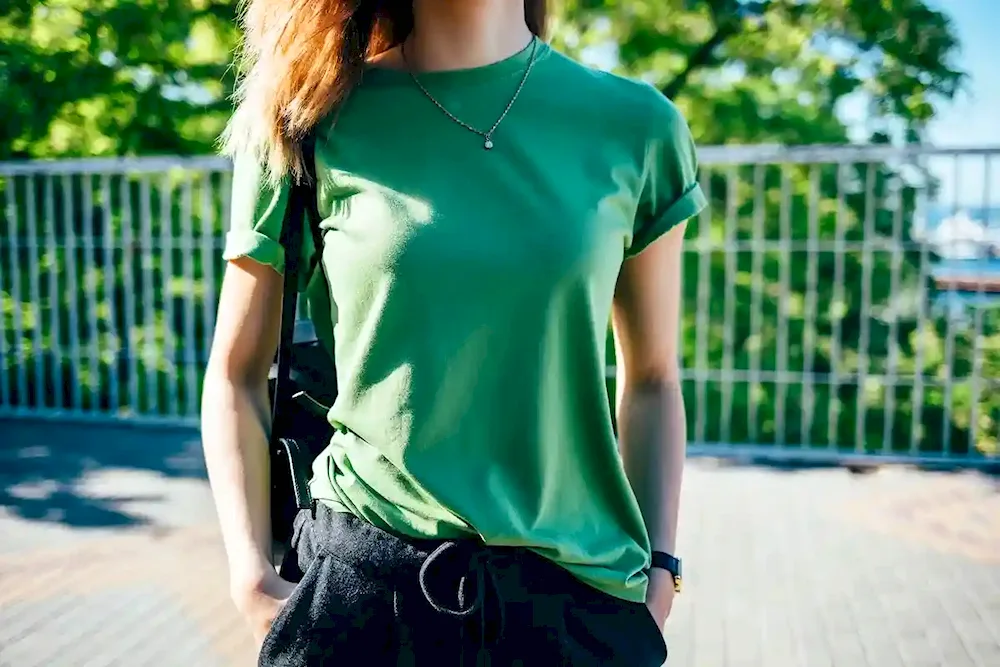 Izumrudny T-shirt with what to wear
