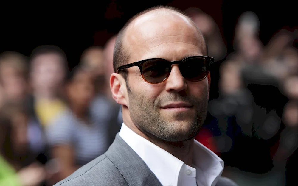 Haircuts for men with baldness on the forehead