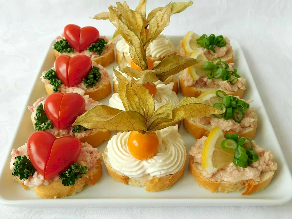 - Canapés ‘pineapple ship’