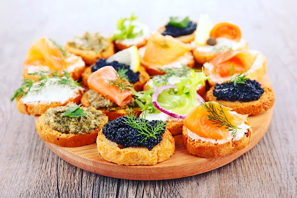 Canapé bruschetta. shrimp avocado