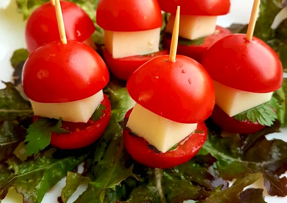 Canapé mozzarella with cherry