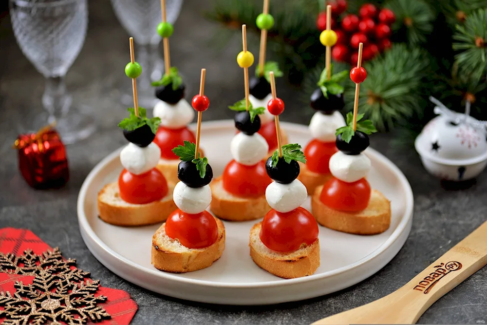 Canapé mozzarella with cherry