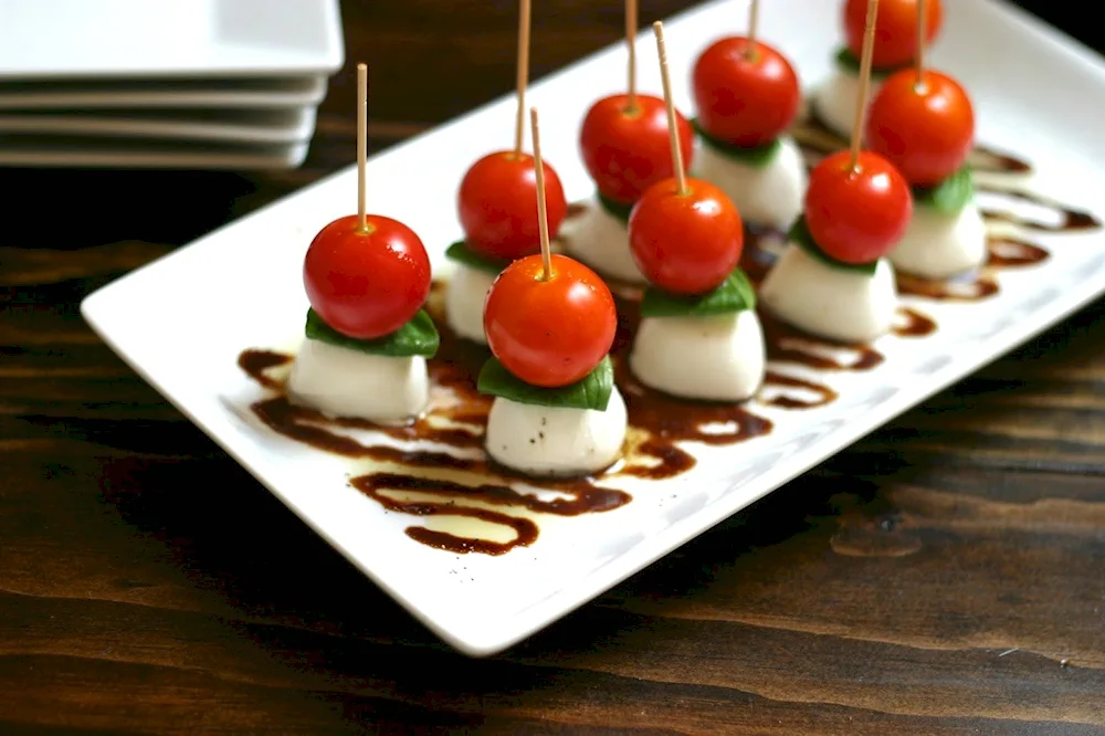 Canapé mozzarella with cherry and basil