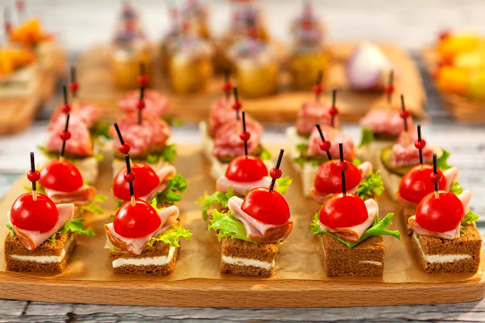 Canapé mozzarella with cherry and basil