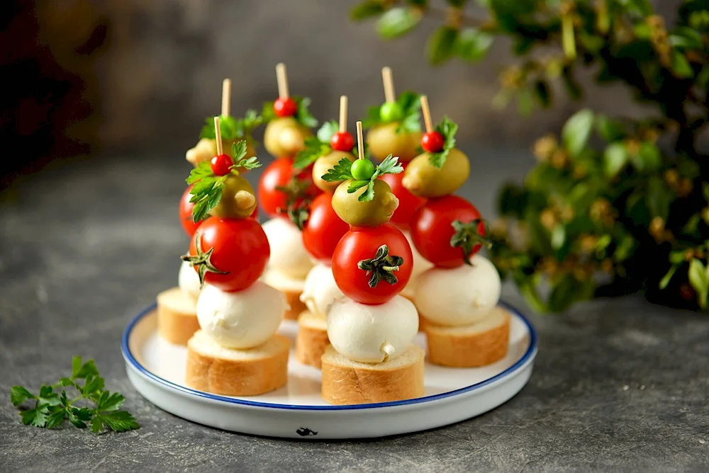 Canapé cherry tomato mozzarella