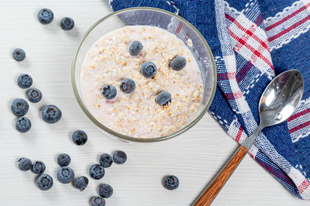Oatmeal porridge with blueberries
