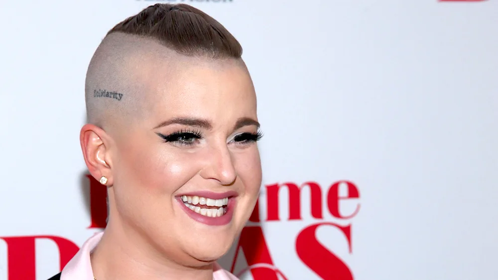 Amber Rose bald