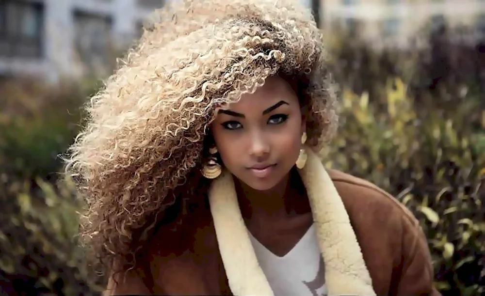 Afro curls Hannah