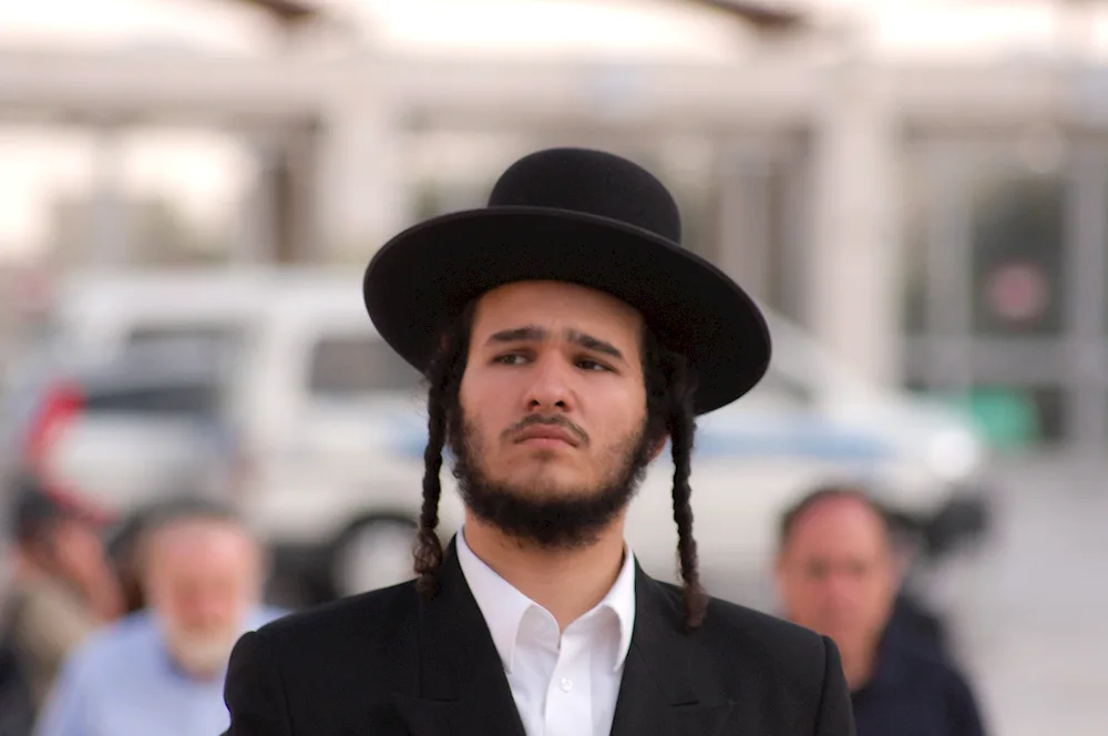 Hasid with paisa