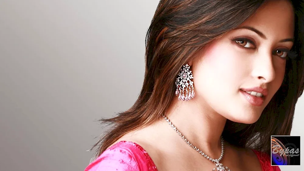 Hind actress Riya Sen