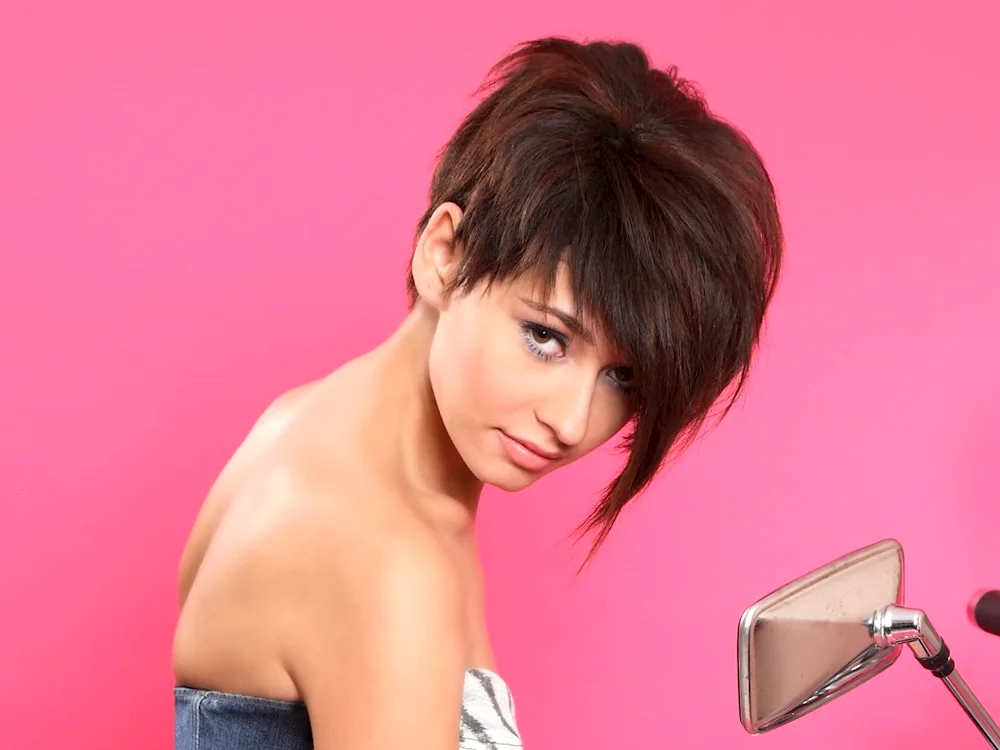 Gavroche Bob haircut capris