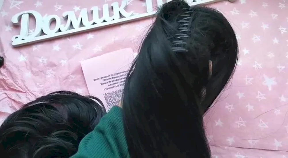 How to make a ponytail out of hair with an elastic band. kanekalon