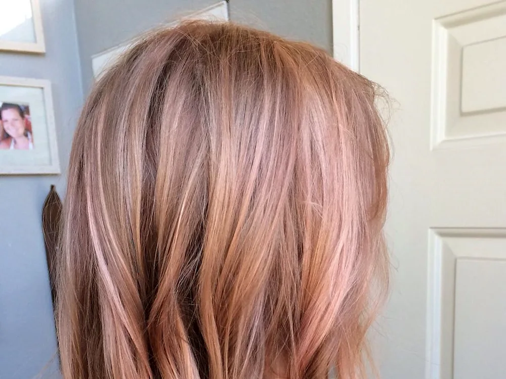 Strawberry blond hair. balayage kare