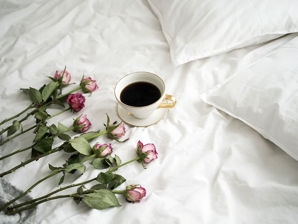 Bouquet of roses on the bed