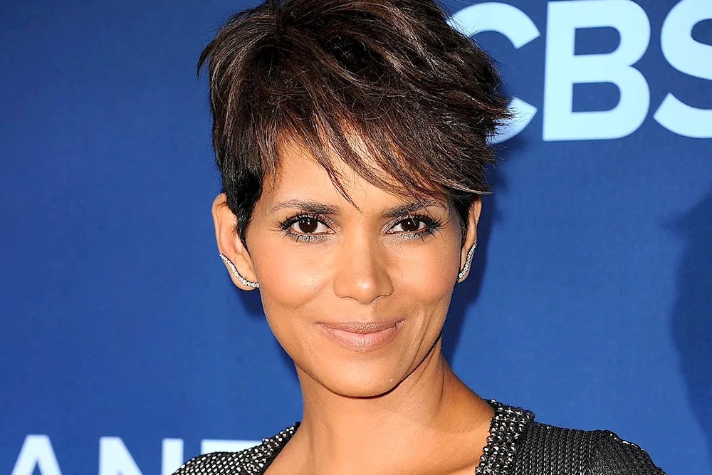 Short haircuts for a diamond face