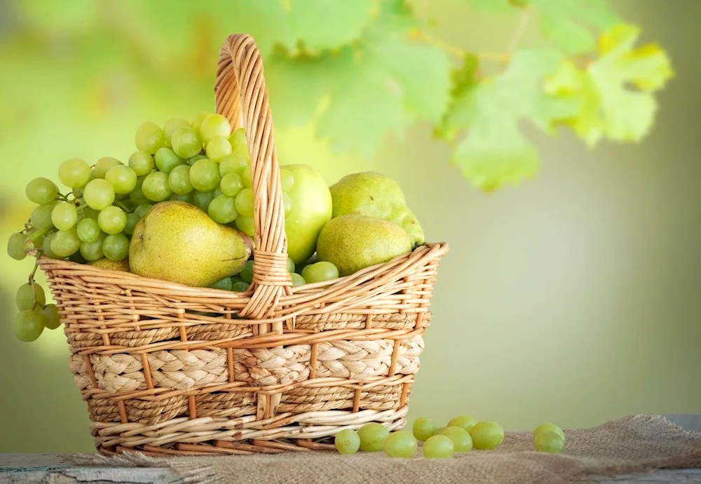 Fruit basket with fruit