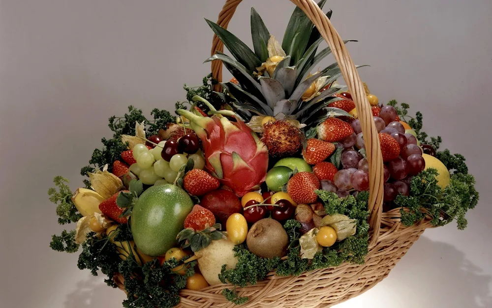 Fruit basket with fruit