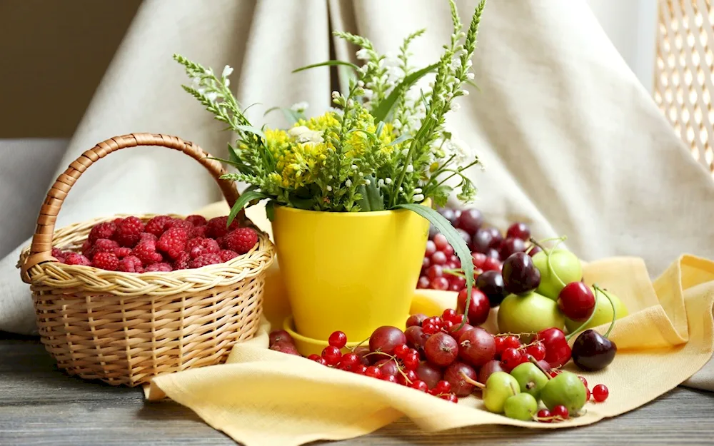 Fruit basket with berries