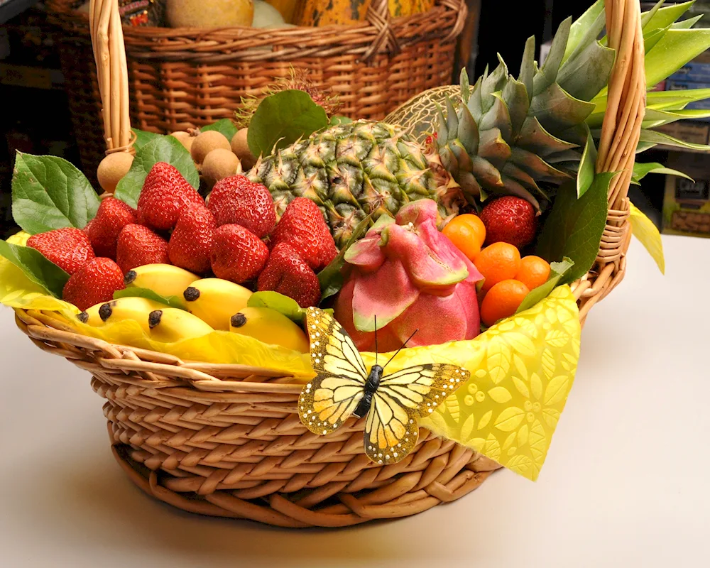 Fruit basket with fruit