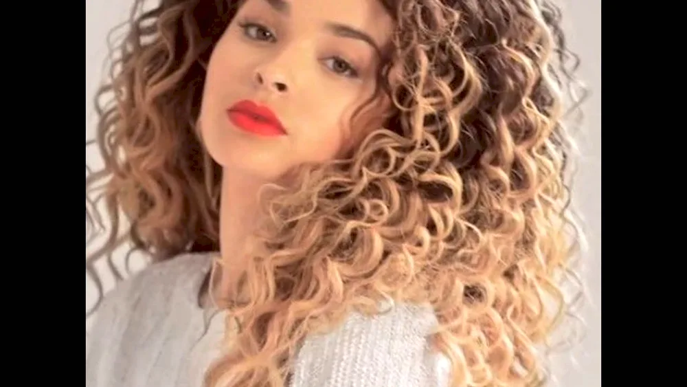 Beautiful hair colouring for curly hair