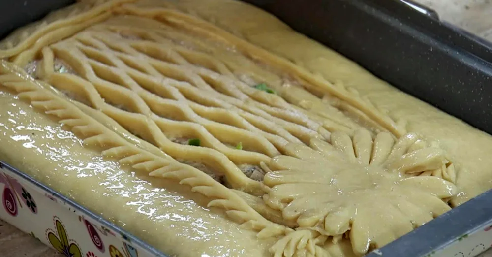 Decorating cabbage pie