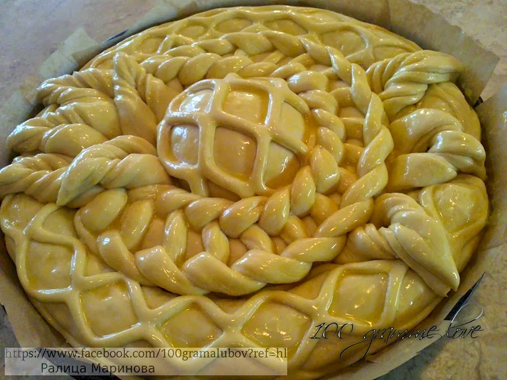 Decorating yeast pies