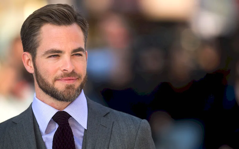 Chris Pine 2022 bearded man