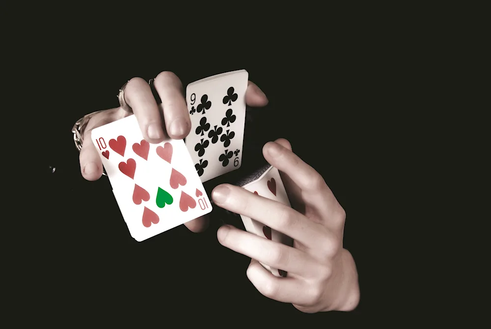 The illusionist with cards