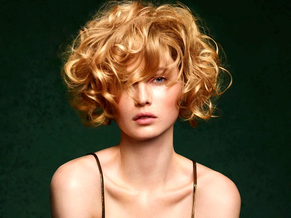 Curly bob 2022