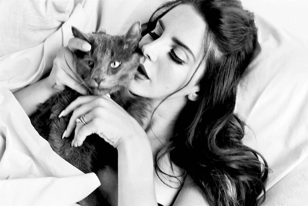 Lana del Rey with cat