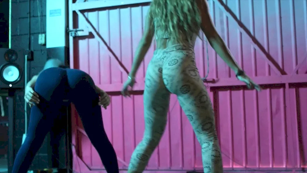 Lexy Pantera twerking dance