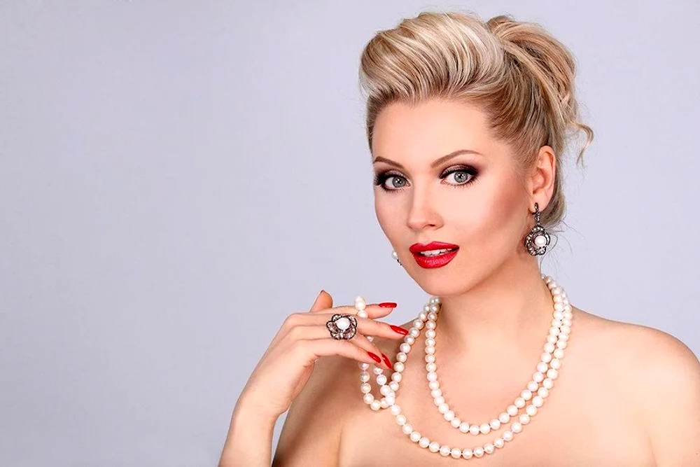 Lena Lenina writer