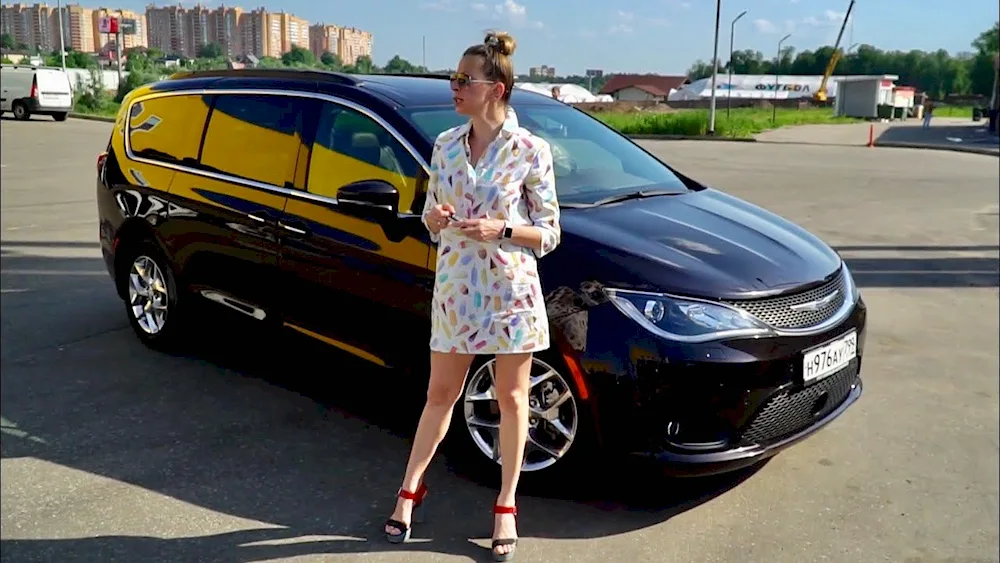 Lena Lisovskaya fox rolls