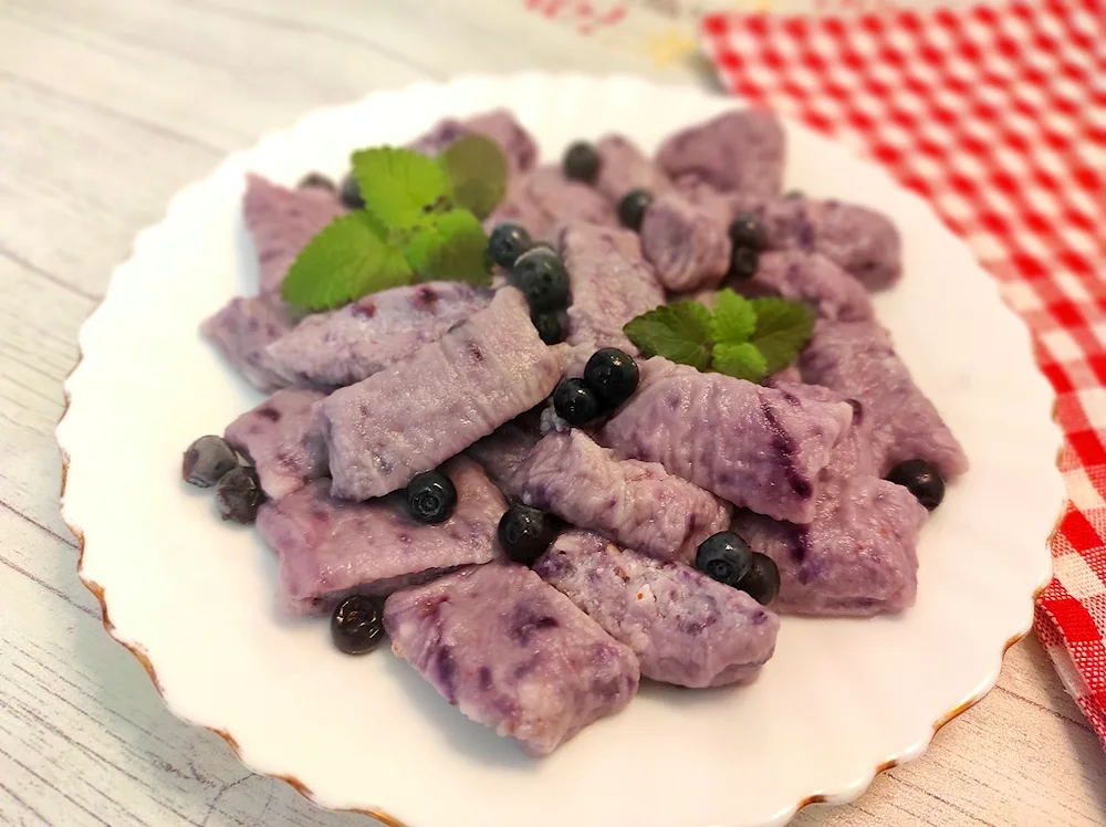 Lazy dumplings with blueberries