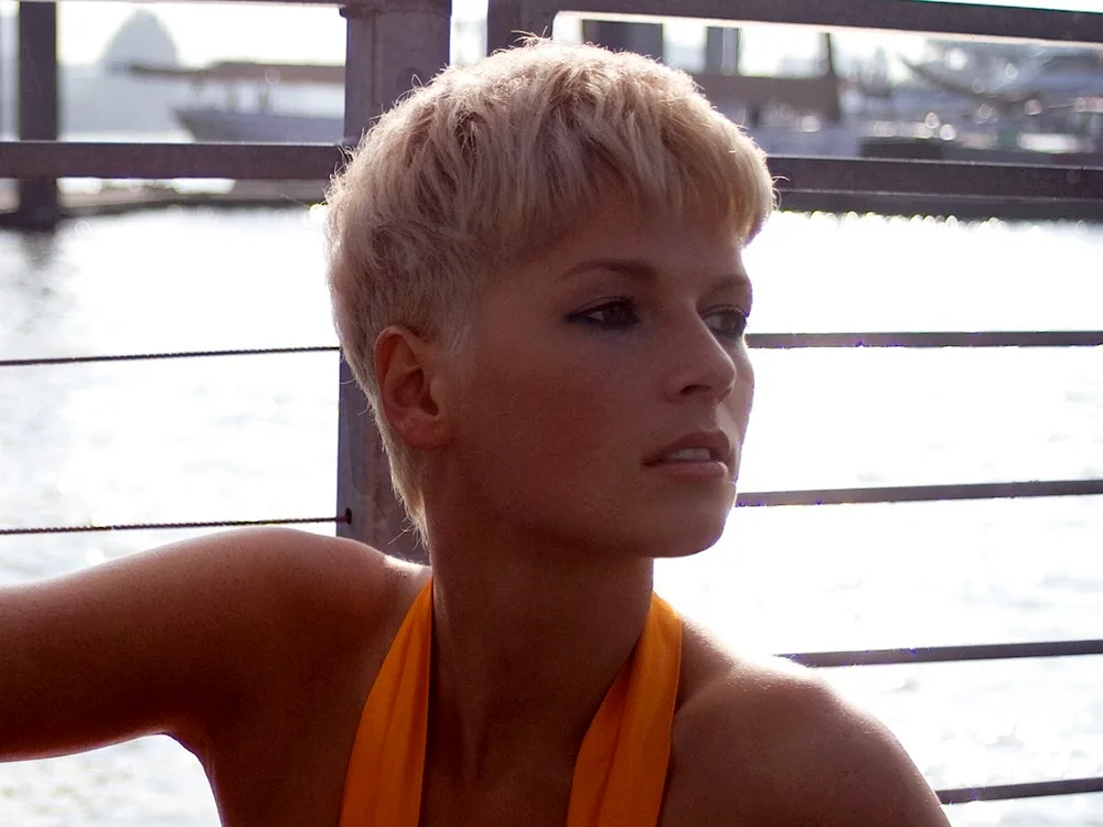 Lisa Andriyanenko with short haircut