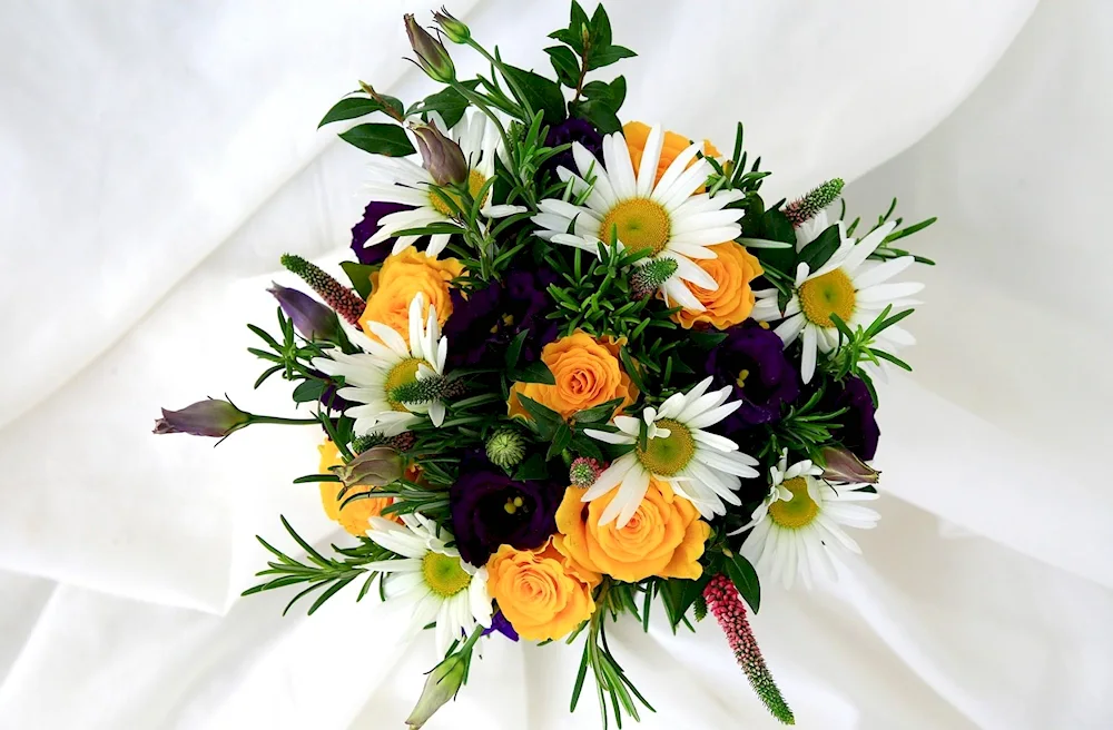 Lisianthus and daisies